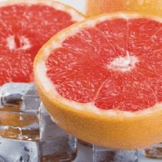 grapefruit-rozkrojeny-na-ledu